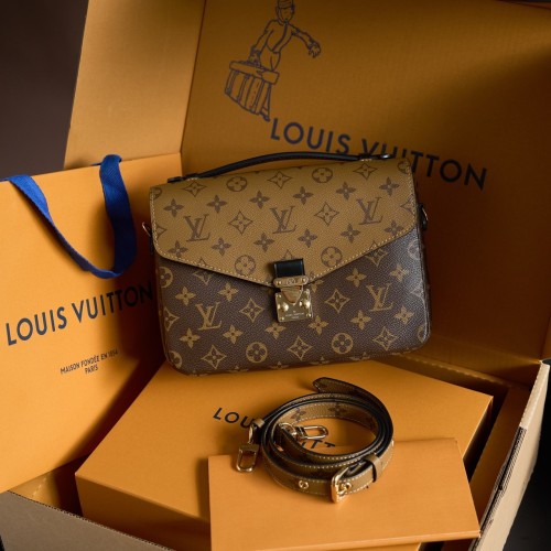 LV Pochette Metis
